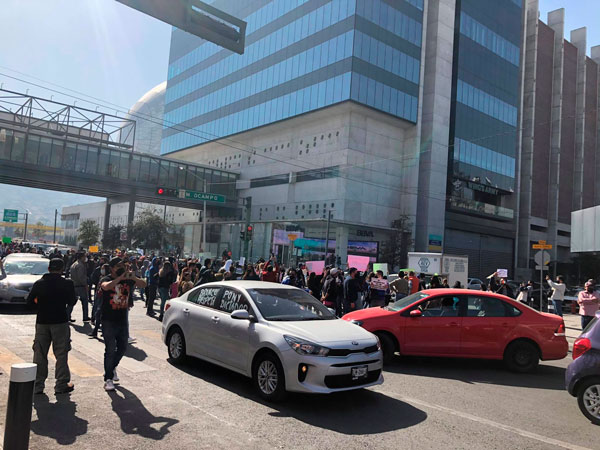 Maestros bloquean avenidas en el centro de Monterrey 1 Maestros 1
