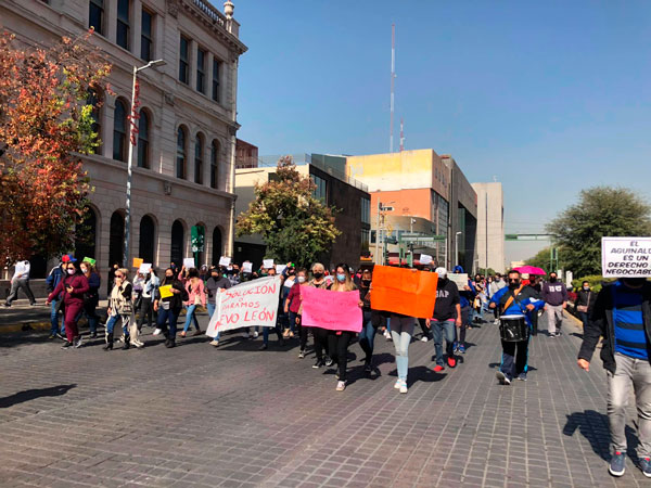 Maestros bloquean avenidas en el centro de Monterrey 2 Maestros 2