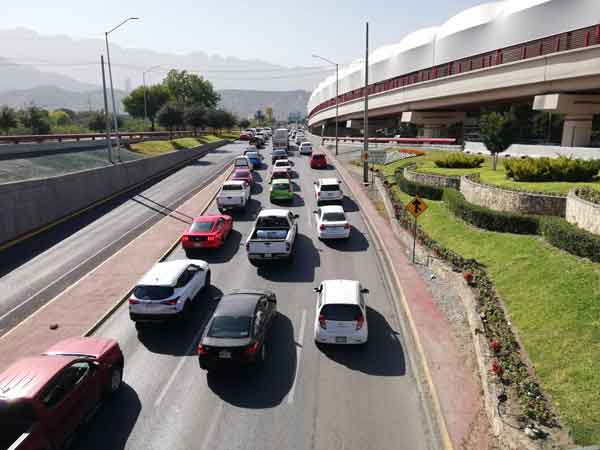 Maestros ‘ahorcan’ vialidad en Monterrey (VIDEO) 2 Trafico 1