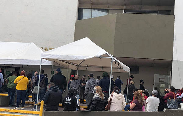 Hacen filas por varias horas en Clínica 6 del IMSS para ser atendidos de Covid-19 1 134785165 226037605642865 2210495427233246261 n