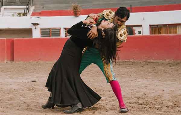 Mon Laferte lanza 'Se me va a quemar el corazón' (VIDEO) 1 TENOCH HUERTA