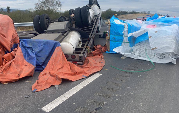 Vuelca camión en la carretera a Zaragoza-Victoria 1 de