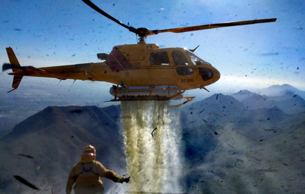Combaten incendio en Cerro de la Silla ¡a -4 grados! 2 helicop