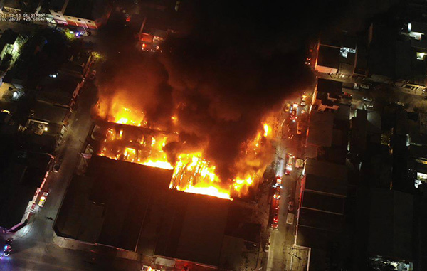 Desalojan a 400 personas por incendio de bodegas 1 148200635 431519908279163 3433141174839849773 n