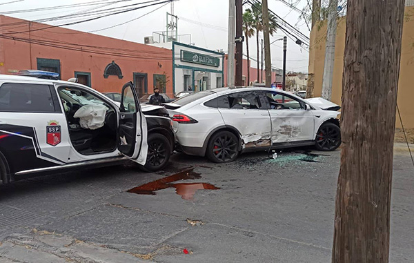 Roban y destrozan Tesla X de más de 2 millones en persecución 1 149794661 129726905616218 8045338359439797341 n