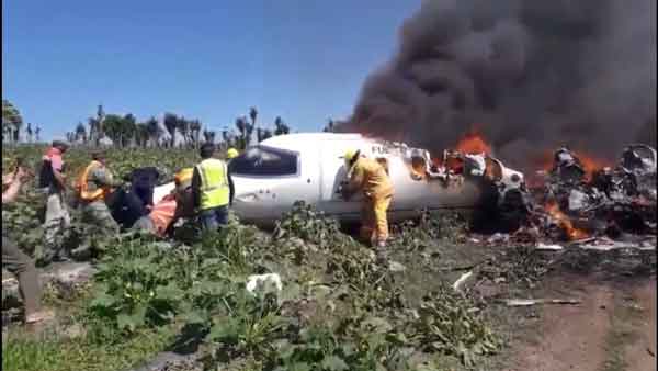 Se desploma avión de la Fuerza Aérea Mexicana; al menos seis muertos 1 2 1