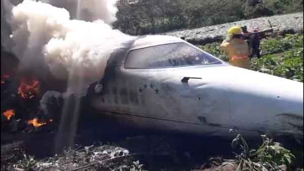 Se desploma avión de la Fuerza Aérea Mexicana; al menos seis muertos 4 5
