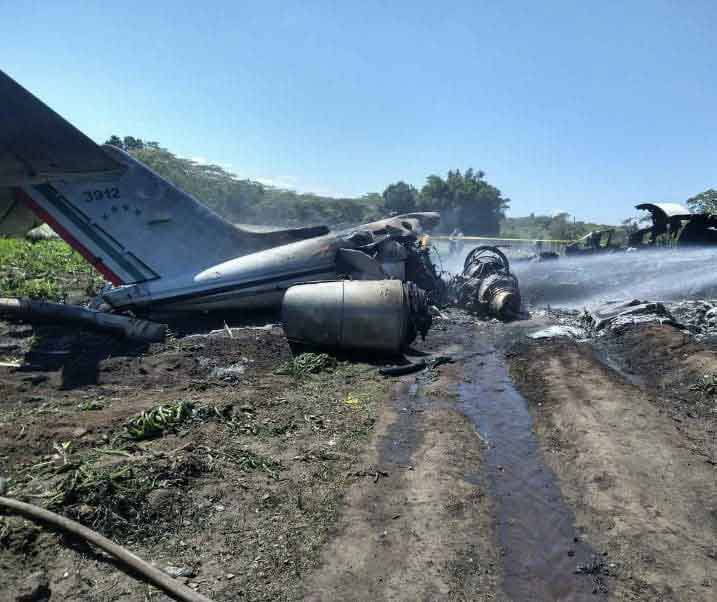 Se desploma avión de la Fuerza Aérea Mexicana; al menos seis muertos 6 8