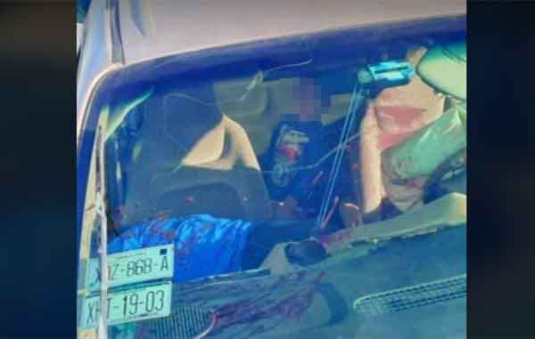 Mujer atrapada en balacera choca y fallece frente a su hijo 1 AUTO