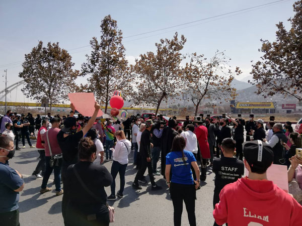 Bloquean lateral de Constitución; piden abrir (VIDEO) 2 Protesta 2