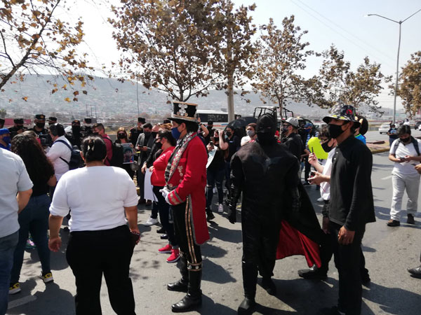Bloquean lateral de Constitución; piden abrir (VIDEO) 1 Protesta 3