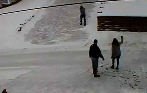 Por palear nieve a su casa, hombre mata a 2 vecinos en EU 1 VECINOS