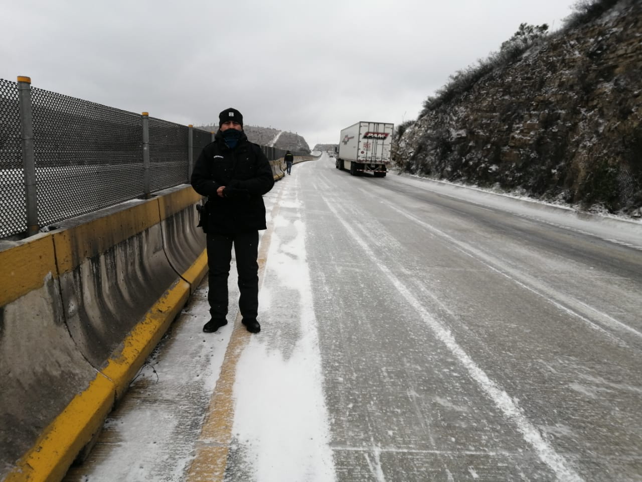 Quedan varados en autopista a Nuevo Laredo; reciben apoyo aéreo 1 WhatsApp Image 2021 02 15 at 12.11.11 PM