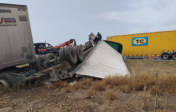 Vuelca tráiler con azúcar y GN evita la ‘rapiña’ 1 161662713 500201107808507 7098077878125125584 n