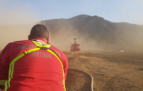 Suman dos helicópteros al combate del incendio en Santiago 2 162082246 1197302427353032 8609877984292469806 n