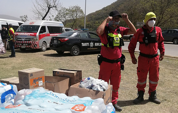 Ciudadanos ayudan con víveres a brigadistas que combaten incendio en Santiago 3 162646557 139245621363470 6178983000277987823 n