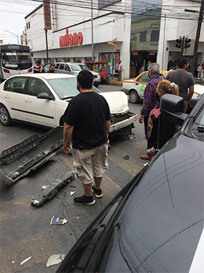Choca patrulla al pasarse rojo, en centro de Monterrey 1 CHOQUE 2