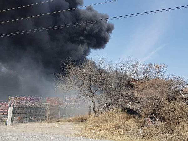 Reportan incendio en corralón de autos (VIDEO) 4 Incendio lote 1