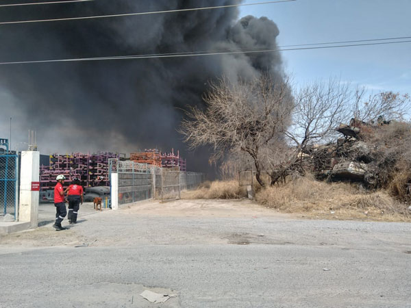 Reportan incendio en corralón de autos (VIDEO) 2 Incendio lote 3
