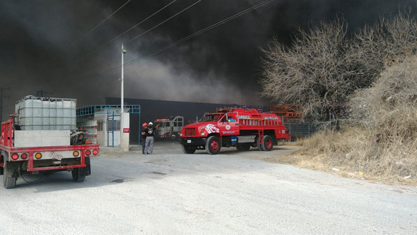 Reportan incendio en corralón de autos (VIDEO) 1 Incendio lote 4