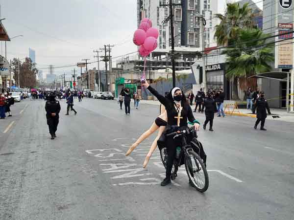 Concluye marcha feminista en NL 6 Marcha concluye 6