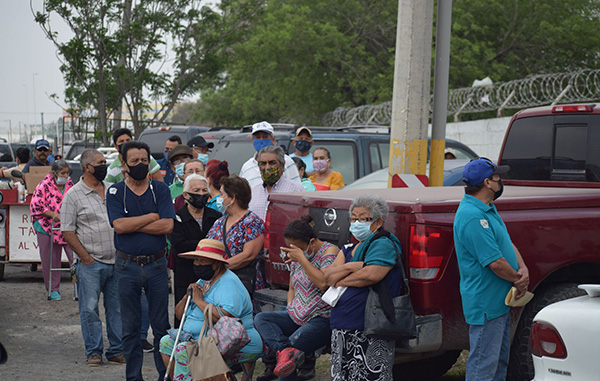 Filas desde la madrugada para recibir la vacuna en Reynosa 5 169092372 483036982829048 3243755791448954803 n