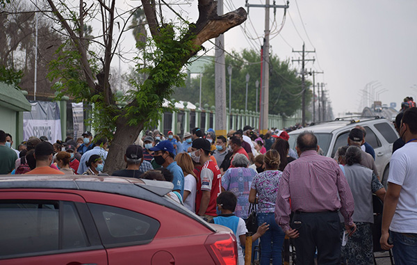 Filas desde la madrugada para recibir la vacuna en Reynosa 4 171121030 434228194342796 11445457083105591 n