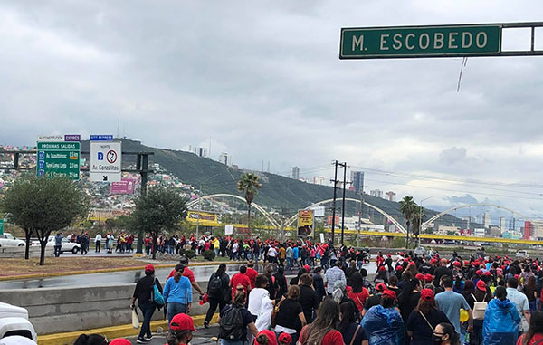 Maestros de Cendis bloquean calles en el centro de Monterrey 1 178396566 4170072256378812 9200861814032799515 n