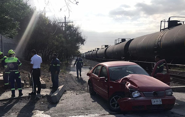 Imprudencia al volante; intenta ganarle al tren y termina lesionada 1 178998469 296663175325710 541034139584966092 n