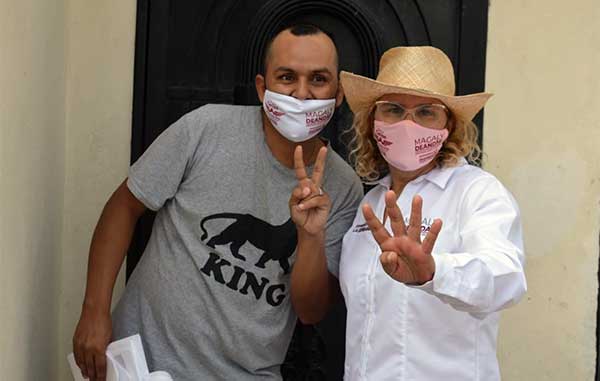 Magaly Deándar saluda a vecinos de colonia Integración Familiar 1 MAGALY