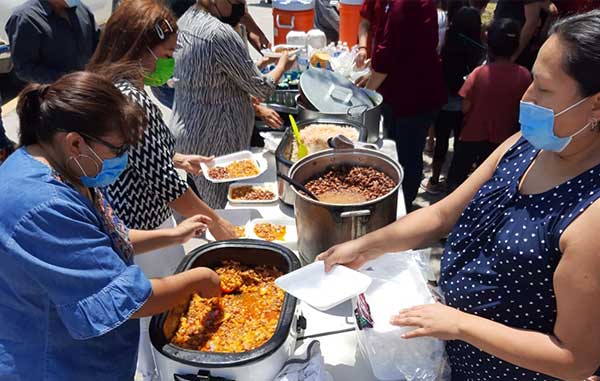 Reparten más de 500 platillos a migrantes alojados cerca del puente internacional 1 MIGRANTES 2 1