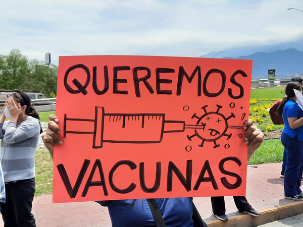 Bloquean médicos avenida Constitución; exigen vacunas 4 Protesta medicos 1