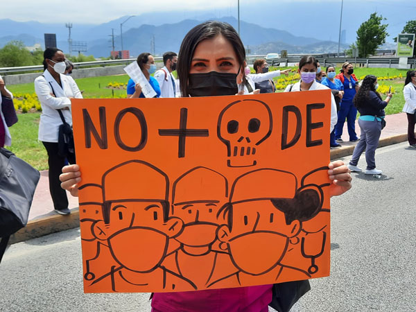 Bloquean médicos avenida Constitución; exigen vacunas 1 Protesta medicos 2