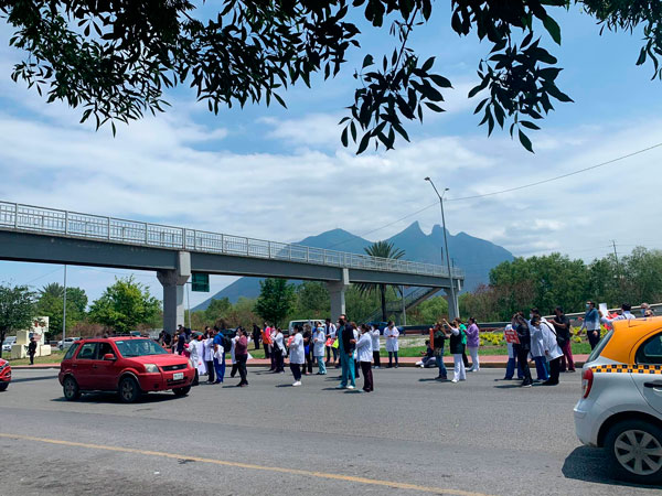 Bloquean médicos avenida Constitución; exigen vacunas 2 Protesta medicos 3