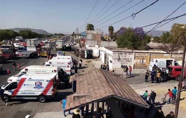 Accidente carretero en Querétaro deja 3 muertos y 18 heridos 1 QUERETARO 2