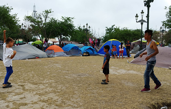 Exhiben en España campamento de migrantes frente a Puente Internacional 4 183277941 459315571804033 2954154421212311401 n