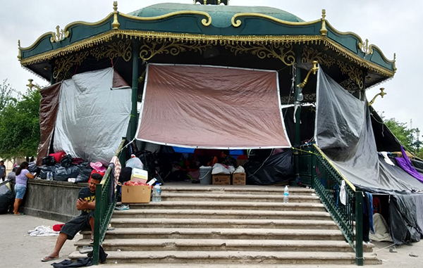 Exhiben en España campamento de migrantes frente a Puente Internacional 1 183337262 328599085357068 6258133712998926310 n