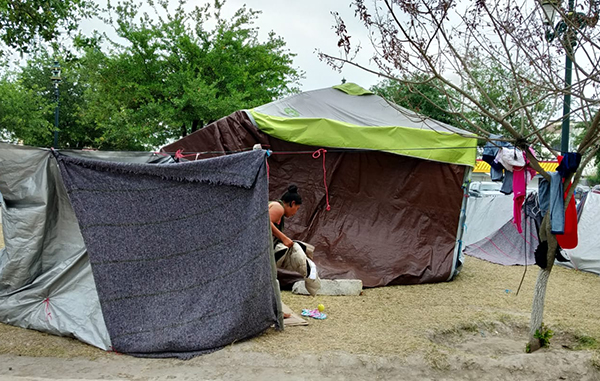 Exhiben en España campamento de migrantes frente a Puente Internacional 3 183377942 1137010353481491 5363993828615944401 n