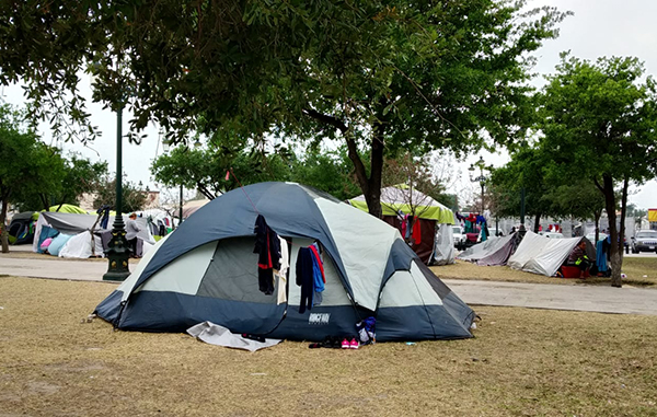 Exhiben en España campamento de migrantes frente a Puente Internacional 7 183607350 771241033595034 8784695739455288534 n