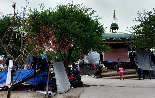Exhiben en España campamento de migrantes frente a Puente Internacional 8 183689445 219581256229478 3969154660616347957 n