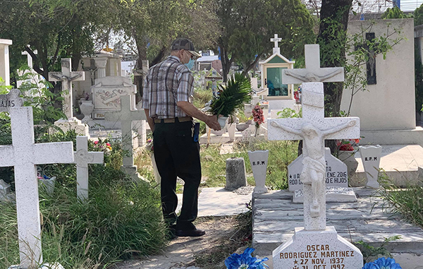 ‘Reviven’ panteones de Reynosa por el ‘Día de las Madres’ 2 184616714 304538111227034 8943091293530084420 n