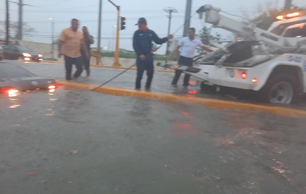 Quedan vehículos varados por las lluvias; habilitan albergues 5 186489879 1393266377714157 3141705290740786530 n
