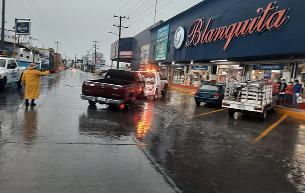 Quedan vehículos varados por las lluvias; habilitan albergues 9 186511984 225687816027869 4855517341722171479 n