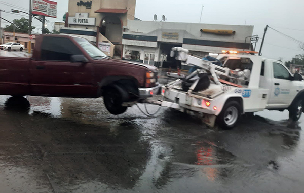 Quedan vehículos varados por las lluvias; habilitan albergues 3 186570624 157938179622826 3005297612397803544 n