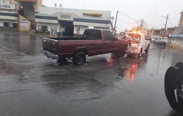 Quedan vehículos varados por las lluvias; habilitan albergues 4 186587752 834852197412749 5383247523529641320 n