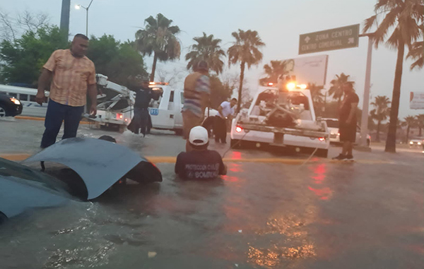 Quedan vehículos varados por las lluvias; habilitan albergues 7 186884584 171245464822647 7546009085578542625 n