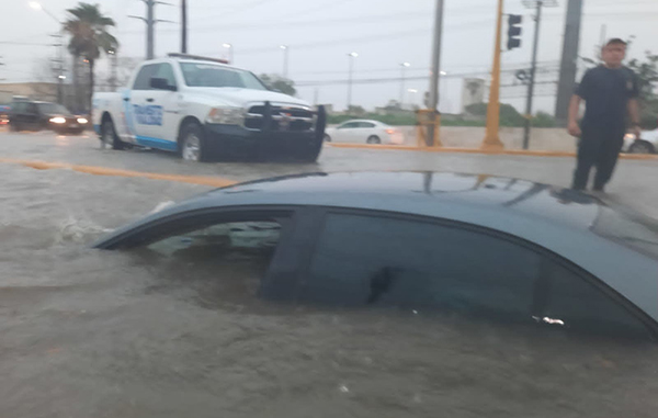 Quedan vehículos varados por las lluvias; habilitan albergues 1 187436532 491577088849796 5676424043621281735 n