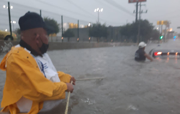 Quedan vehículos varados por las lluvias; habilitan albergues 2 188792956 1215395385559798 6170415488110552301 n