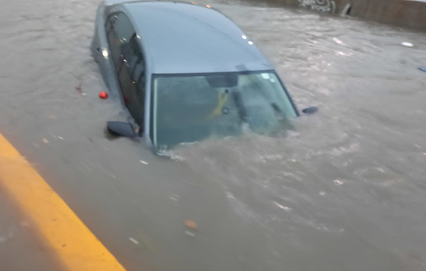 Quedan vehículos varados por las lluvias; habilitan albergues 8 189185967 813743942852034 9005431423256061996 n