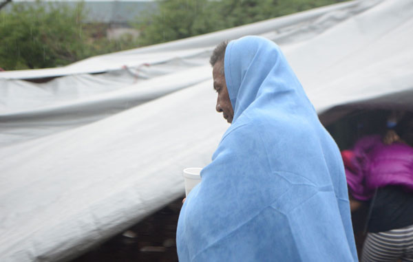 Sobreviven migrantes bajo la lluvia; solicitan ayuda 2 234 1
